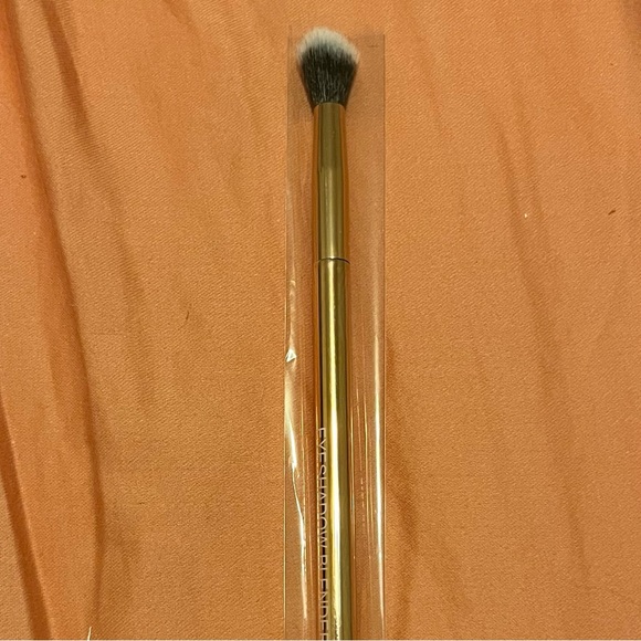 CHICA BEAUTY Eyeshadow Blender Brush - Picture 2 of 3